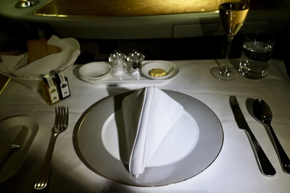 保存版】エミレーツファーストクラス搭乗記〜100万円の価値を